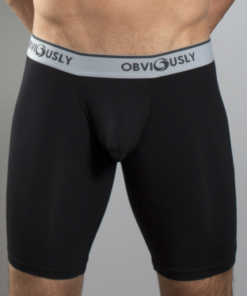 Sort anatomiske bambus boksershorts – med elastisk linning og Obviously logo - Core 9" ekstra lang benlængde.
